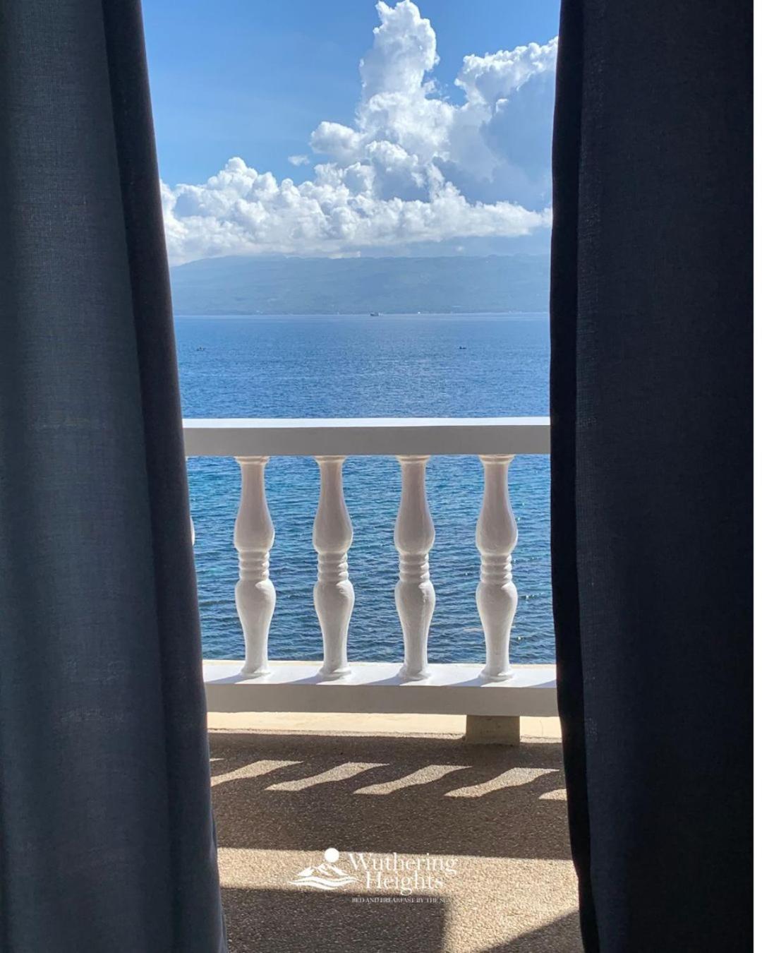Wuthering Heights Bed & Breakfast By The Sea Dumaguete City Екстериор снимка
